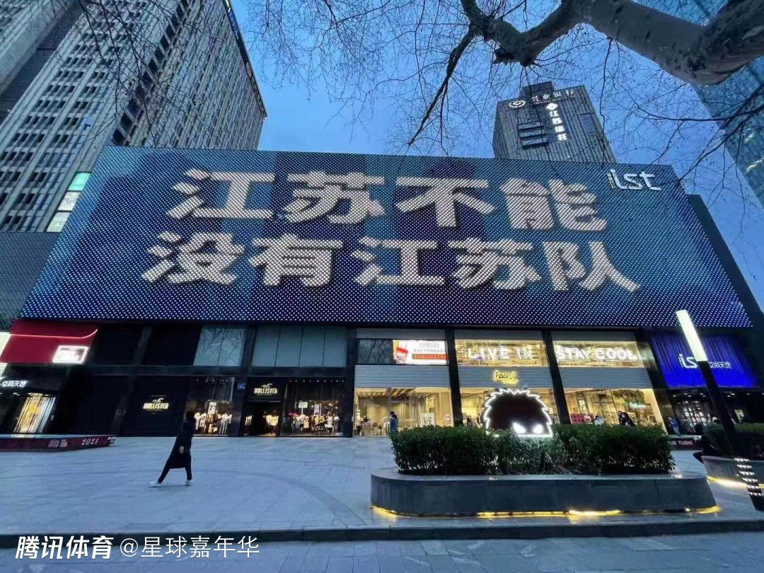 罗马诺：除非收到大合同的邀请 否则弗拉霍维奇不会离开尤文罗马诺在其专栏中谈到了尤文图斯的转会情况， 涉及弗拉霍维奇以及俱乐部的潜在引援目标。